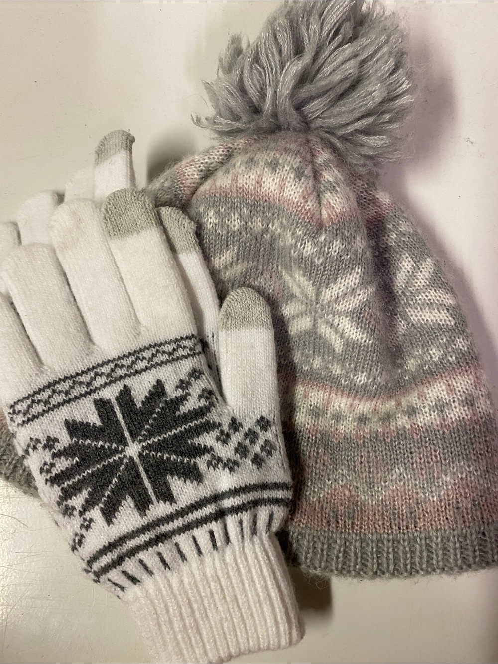 Choas toque with gloves